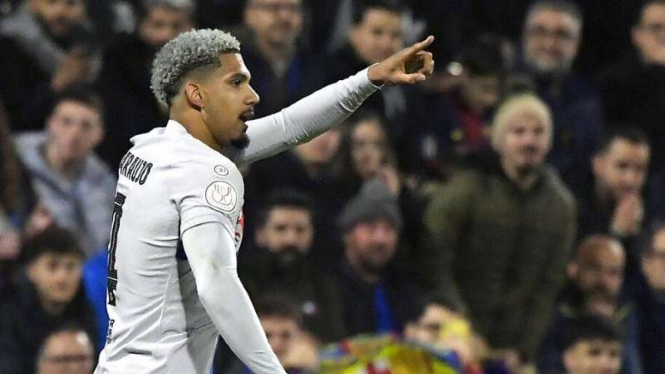 Pemain Barcelona, Ronald Araujo rayakan gol