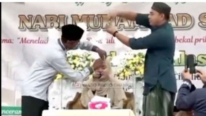 Viral ustazah sedang mengaji disawer uang berhamburan