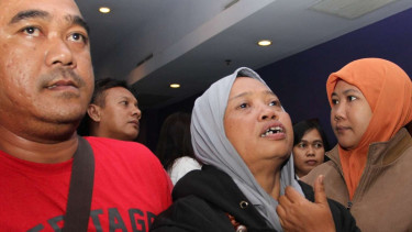 Dyah Sujirah alias Sipon, istri aktivis-penyair Wiji Thukul yang hilang misterius dan tak diketahui keberadaannya sampai sekarang.