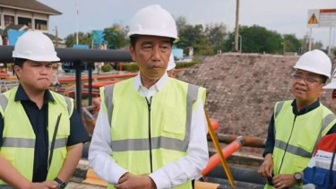 Tangkapan layar Presiden Joko Widodo (kedua kiri) menanggapi pertanyaan wartawab seusai meninjau produksi minyak dan gas bumi (migas) PT Pertamina Hulu Rokan Dumai di Kota Dumai, Riau, Kamis, 5 Januari 2023.