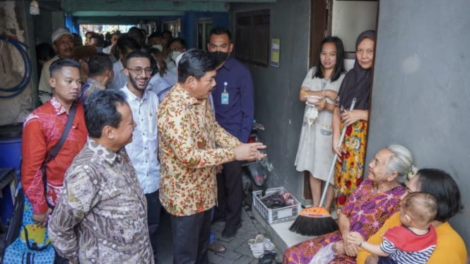 Menteri Agraria dan Tata Ruang/Kepala Badan Pertanahan Nasional (ATR/BPN) Hadi Tjahjanto saat mengunjungi sejumlah rumah warga untuk mengatasi konflik agraria.