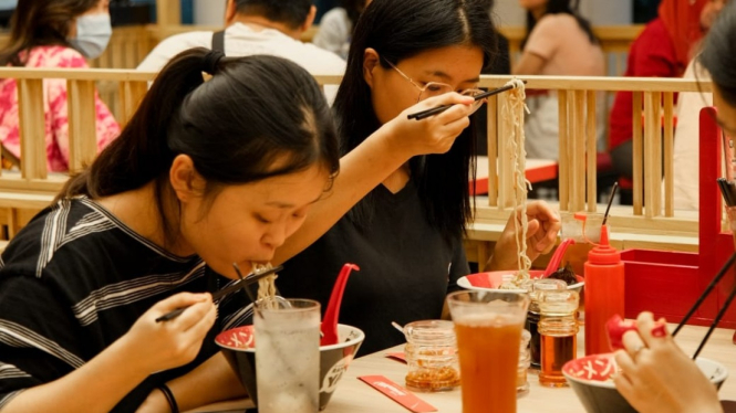Ilustrasi Memakan Ramen