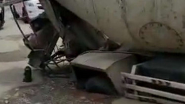 Truk mixer alias truk molen pengangkut material olahan semen terperosok di jalan rusak akibat sumur resapan yang dibangun oleh Pemerintah Provinsi DKI Jakarta di Jalan Batu Ceper, Kebon Kelapa, Kecamatan Gambir, Jakarta Pusat, pada 31 Desember 2022.
