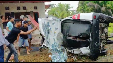 Mobil pengangkut uang terbalik di Pariaman, Sumatera Barat.