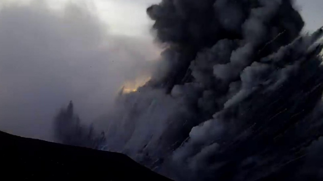 Gunung Marapi di Sumatera Barat Erupsi.
