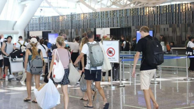 Turis asing di Bandara Internasional I Gusti Ngurah Rai Bali.