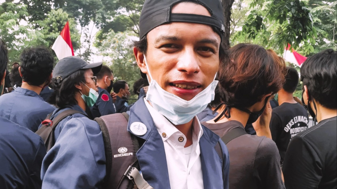 Penulis saat mengikuti aksi demonstrasi anti korupsi (Foto Pribadi).
