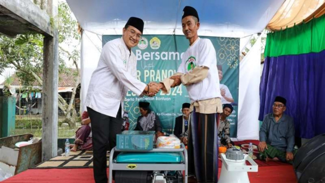 Relawan Santri Dukung Ganjar berikan genset untuk Ponpes di Tasikmalaya