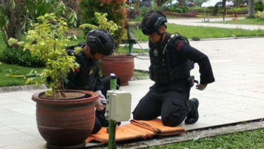 Tim penjinak bom (Jibom) Detasemen Gegana Satbrimob Polda Jawa Timur mengamankan granat nanas diduga peninggalan militer kolonial Belanda di area Taman Surya sisi timur air mancur Balai Kota Surabaya, Jawa Timur, Sabtu, 7 Januari 2022.