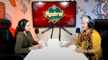 Ashanty berbincang dengan Irma Hutabarat