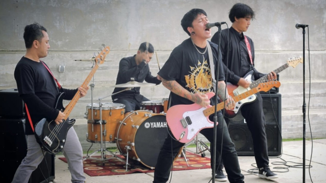 Band Close To Breathe atau CTB.