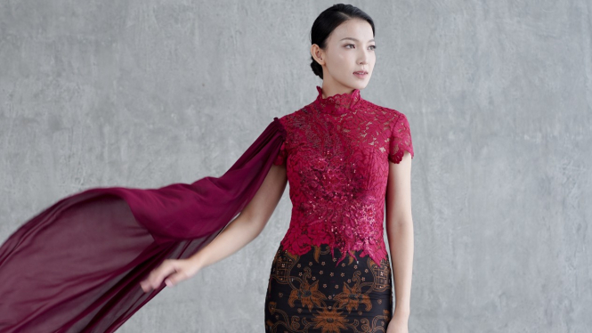 Batik modern karya desainer Asti Atmodjo. 