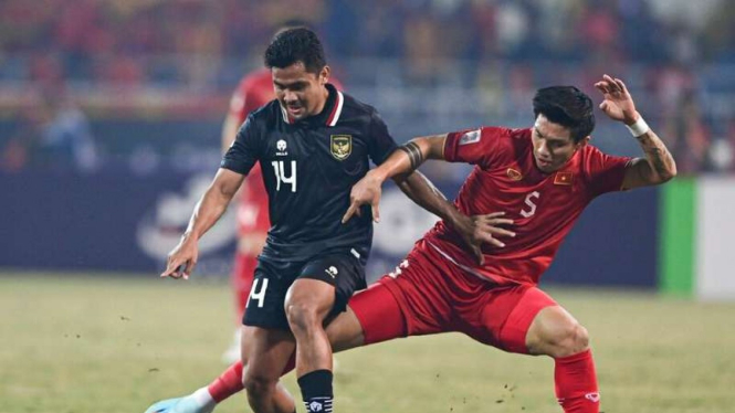 Bek Timnas Vietnam Doan Van Hau (kanan) saat bersua Timnas Indonesia