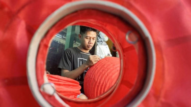 Salah seorang pekerja tengah menyelesaikan pembuatan lampion di kawasan Jalan Juanda Gang 5, Kota Malang, Jawa Timur, Selasa, 10 Januari 2023.