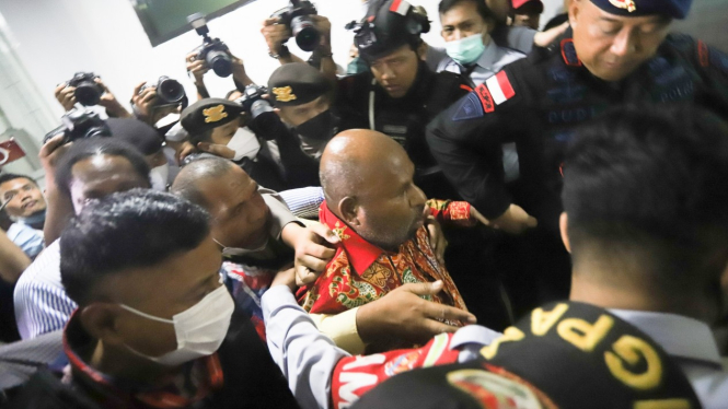 Gubernur Papua Lukas Enembe Tiba di RSPAD Gatot Subroto