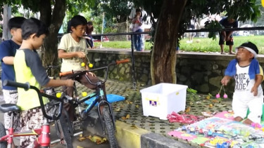 Ucok Baba jualan lato-lato
