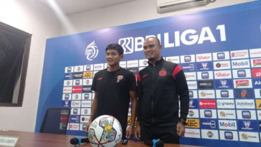 Kiri ( Firza Andika) kanan (Sopian Hadi Asisten pelatih Persija)