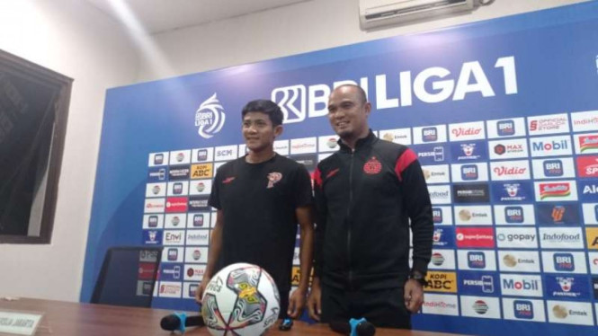 Kiri ( Firza Andika) kanan (Sopian Hadi Asisten pelatih Persija)