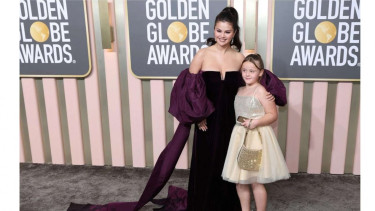 Selena Gomez dan adiknya Gracie di Golden Globes 2023