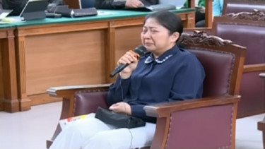 Putri Candrawathi menangis saat pemeriksaan terdakwa di PN Jakarta Selatan