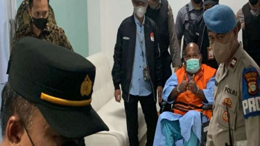 Gubernur Papua Lukas Enembe berbaju tahanan