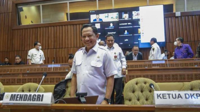 Menteri Dalam Negeri Tito Karnavian (tengah) bersiap mengikuti rapat kerja dengan Komisi II DPR di Kompleks Parlemen, Senayan, Jakarta, Rabu, 11 Januari 2023.