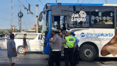 Bus Transjakarta mogok di perlintasan kereta Green Garden, Jakarta Barat.