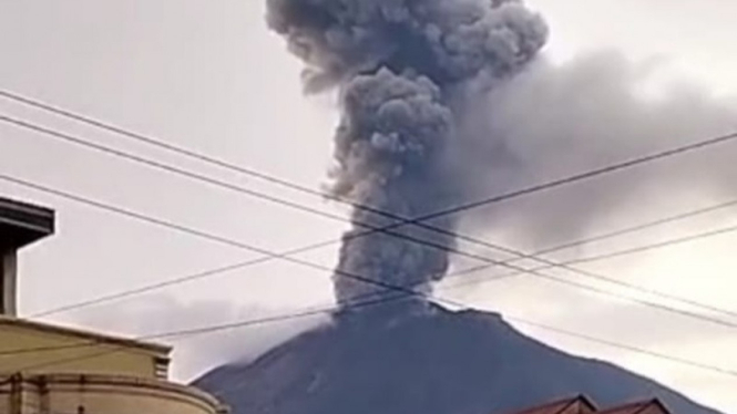 Gunung Kerinci erupsi.