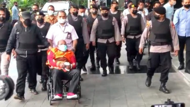 Gubernur nonaktif Papua, Lukas Enembe dibawa ke Gedung Merah Putih KPK.