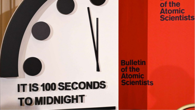 Doomsday Clock atau Jam Kiamat.