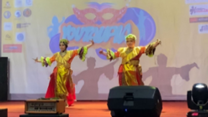 Penampilan Tari Tradisional Kinang Kilaras di Ballroom Tanri Abeng University.