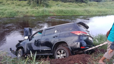 Mobil milik Ketua DPRD Kabupaten Tanjung Jabung Barat, Jambi masuk kanal PT WKS
