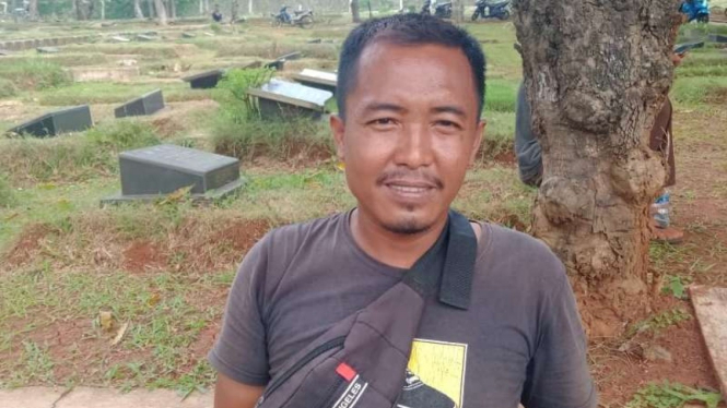 Penggali makam di TPU Kampung Kandang, Jagakarsa