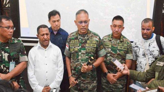 Danrem 172/PWY Brigjen TNI JO Sembiring bersama Kasdam XVII/Cenderawasih