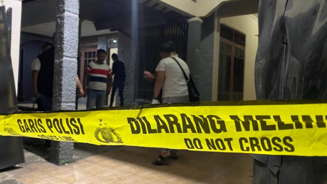 Situasi rumah pengerebekan home industri Liquid sabu dipasang garis polisi