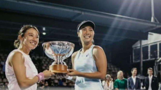 Petenis Indonesia Aldila Sutjiadi (kanan) dan Miyu Kato