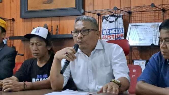 Anggota tim TATAK, Imam Hidayat bersama keluarga Tragedi Kanjuruhan, Devi Atok