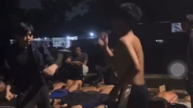 Viral! Sekelompok Pelajar SMA Ditatar Adu Jotos di Jakarta Selatan