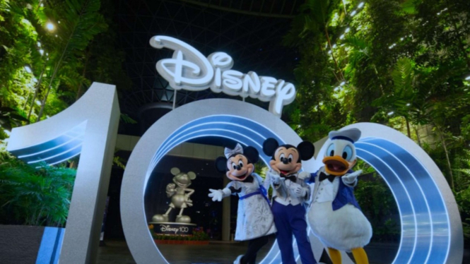 Disney100 di Jewel Changi Airport