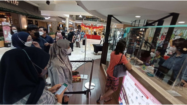 Pengunjung Sedang Membeli Voucher Dining Cashback
