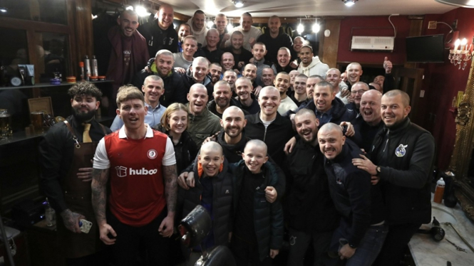 Solidaritas pemain dan pelatih Bristol Rovers