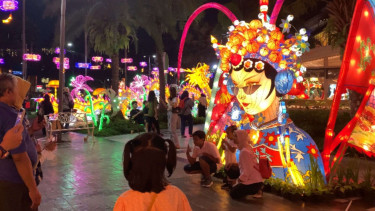 Pengunjung berfoto di festival lampion Living World Alam Sutera