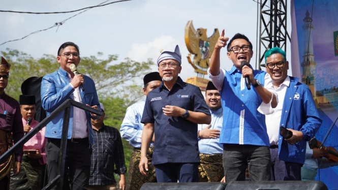 Sekjen PAN Eko Patrio mendampingi Zulkifli Hasan. Ada Pasha dan Uya Kuya