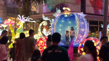 Pengunjung berfoto di festival lampion Living World Alam Sutera