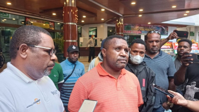 Adik Lukas Enembe, Elius Enembe (kaos oranye) di RSPAD Gatot Subroto, Jakarta Pusat.