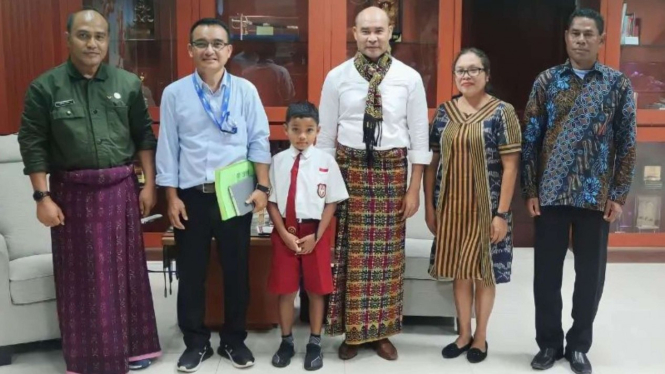 Bocah jenius bernama Caesar Archangels Hendrik Meo Tnunay atau Nono ketika didampingi Gubernur NTT Viktor Laiskodat (tiga kanan).