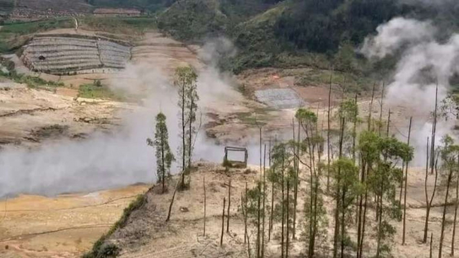 Kawah Sileri Dieng yang berasap. 