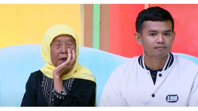 Nenek Raimin dan Sultan Akhyar yang lakukan live TikTok sambil mandi lumpur