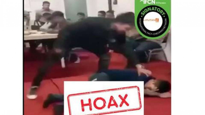 Jepretan layar (screenshot) postingan video yang diklaim sebagai penyiksaan Tenaga Kerja Asing China pada Tenaga Kerja Indonesia yang kali pertama diunggah di Facebook.