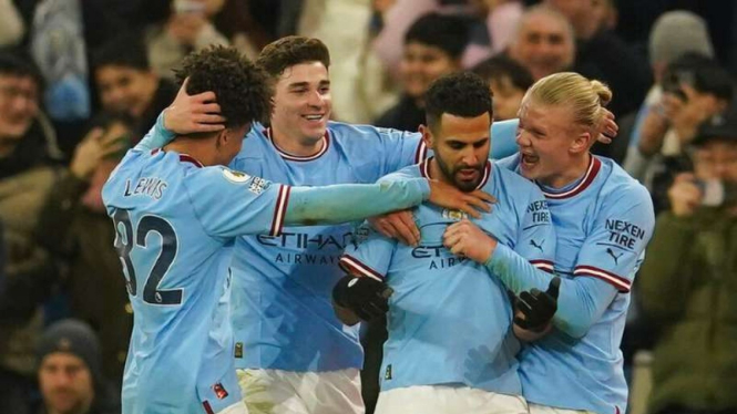 Pemain Manchester City rayakan gol Riyad Mahrez